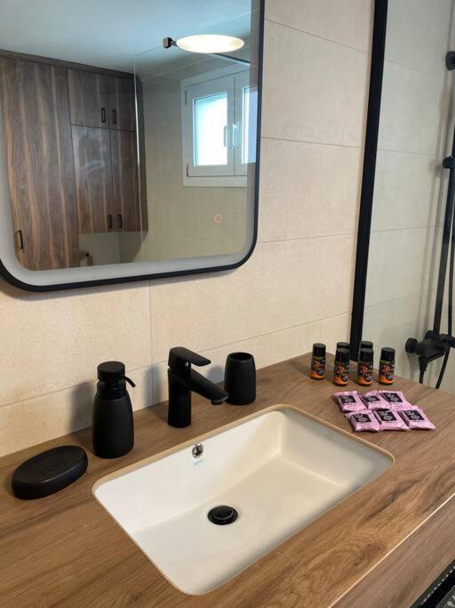 Villa Eftychia Serene Getaway With Hot Tub In A Quiet Location 키사모스 외부 사진