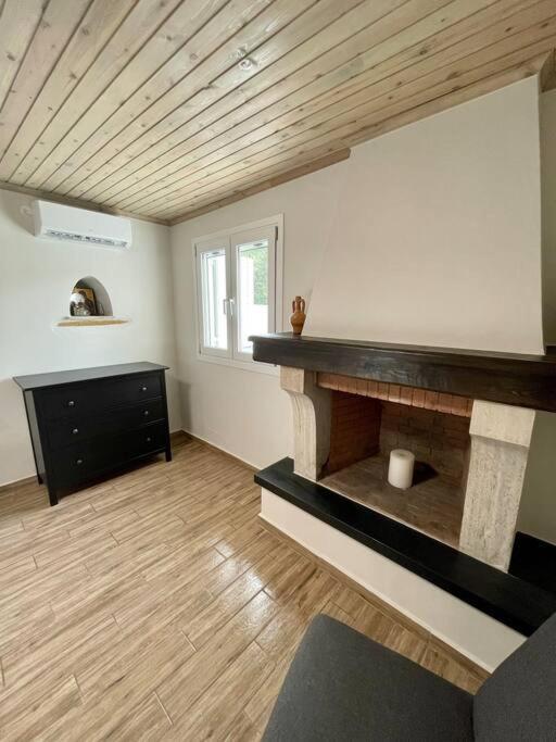 Villa Eftychia Serene Getaway With Hot Tub In A Quiet Location 키사모스 외부 사진