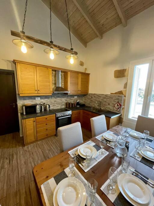 Villa Eftychia Serene Getaway With Hot Tub In A Quiet Location 키사모스 외부 사진