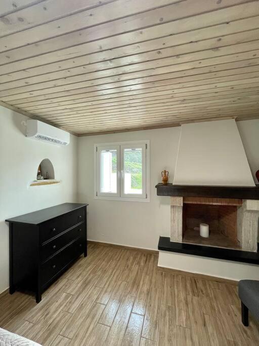Villa Eftychia Serene Getaway With Hot Tub In A Quiet Location 키사모스 외부 사진