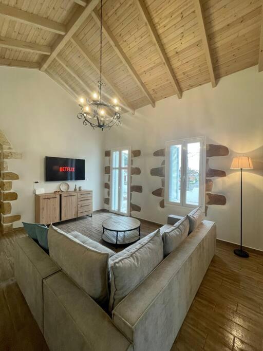 Villa Eftychia Serene Getaway With Hot Tub In A Quiet Location 키사모스 외부 사진