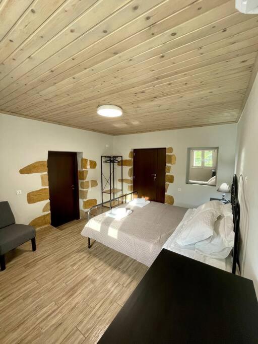 Villa Eftychia Serene Getaway With Hot Tub In A Quiet Location 키사모스 외부 사진