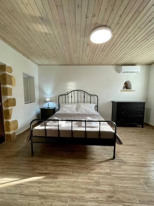 Villa Eftychia Serene Getaway With Hot Tub In A Quiet Location 키사모스 외부 사진