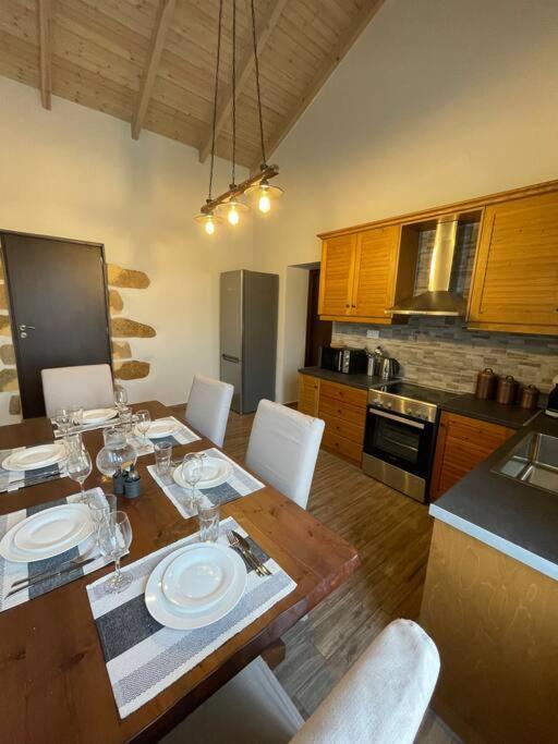 Villa Eftychia Serene Getaway With Hot Tub In A Quiet Location 키사모스 외부 사진
