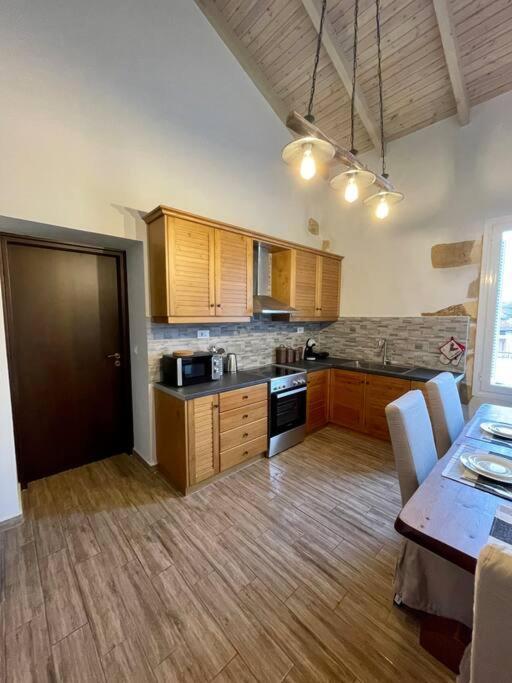 Villa Eftychia Serene Getaway With Hot Tub In A Quiet Location 키사모스 외부 사진