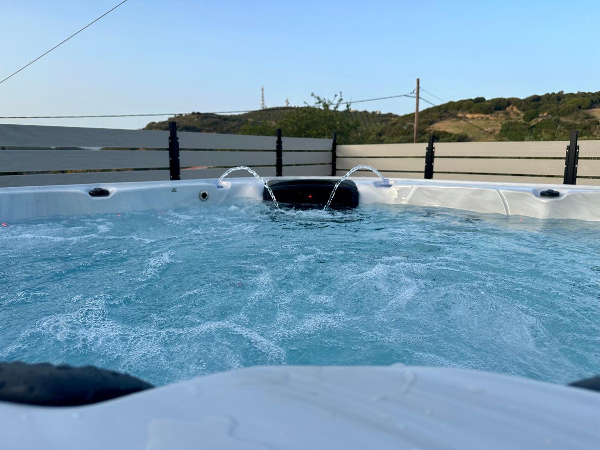Villa Eftychia Serene Getaway With Hot Tub In A Quiet Location 키사모스 외부 사진